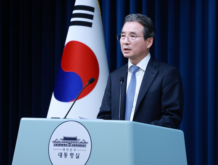 김용범 정책실장이 19일 페이스북을 통해 10·15 부동산 대책과 관련해 “이번 허가제 확대는 불가피한 선택”이라고 말했다. / 뉴시스