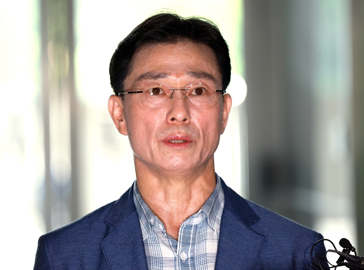 김병기 더불어민주당 원내대표는 22일 채해병 사망사건 및 수사외압 의혹의 핵심 피의자인 임성근 전 해병대 1사단장이 채해병 특검팀(특별검사 이명현)의 구속영장 청구를 앞두고 ‘20자리’의 비밀번호를 기억한 것에 대해 맹비판했다. 사진은 임 전 사단장이 휴대폰 포렌식 참관을 위해 지난 8월 19일 서울 서초구 채해병 특검팀 사무실로 출석하며 발언을 하고 있는 모습. / 뉴시스