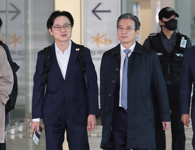 김용범(오른쪽) 대통령비서실 정책실장과 김정관 산업통상부 장관이 22일 오전 인천국제공항에서 한미 관세협상 후속 협의를 위해 미국으로 출국하고 있다. / 뉴시스