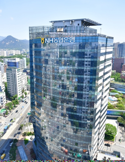 NH농협은행은 20일 보이스피싱 피해 예방에 우수 영업점인 동평택지점을 현장방문해 직원들을 격려하고 최신 금융사기 사례를 공유했다고 밝혔다. / NH농협은행