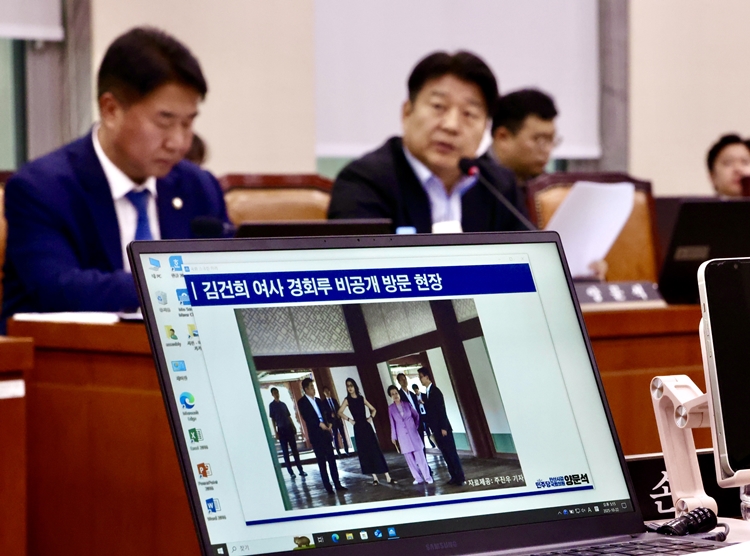 윤석열 전 대통령 부인 김건희 씨가 지난 2023년 경복궁을 비공개로 방문했을 당시 국보인 근정전에 들어가 왕의 의자인 ‘어좌(용상)’에 앉았던 것으로 드러났다. 사진은 양문석 민주당 의원이 지난 22일 국회 문화체육관광위원회에서 열린 국립중앙박물관 등에 대한 국정감사에서 정용석 국립박물관문화재단 사장에게 김 씨의 경복궁 근정전 용상 착석 의혹에 대해 질의하고 있는 모습. / 뉴시스