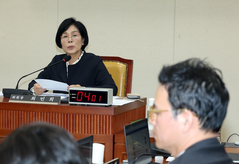 10월 20일 MBC 상암사옥에서 열린 국회 과학기술정보방송통신위원회의 현장 국정감사에서 최민희 위원장은 MBC의 뉴스 보도 내용을 문제 삼았고, 이에 현장에 참석한 MBC 보도본부장이 부적절하다는 취지로 답하자, 최 위원장이 퇴장을 요구하며 공방이 발생했다. / 뉴시스