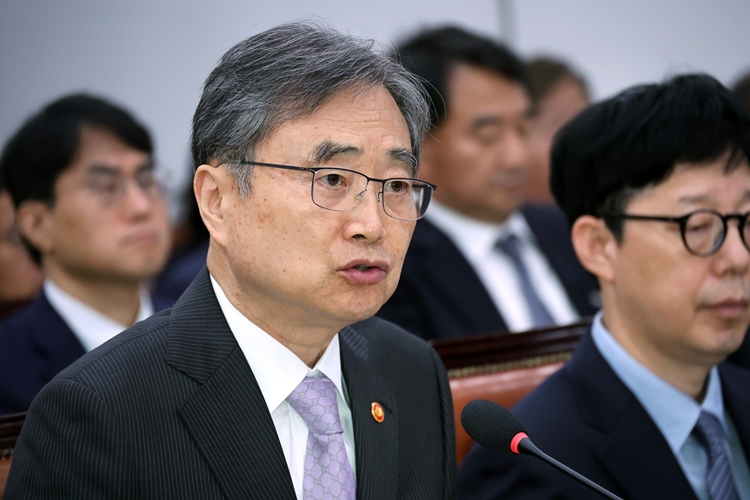 조현 외교부 장관이 지난 13일 서울 여의도 국회에서 열린 외교통일위원회 국정감사에서 의원 질의에 답하고 있다. / 뉴시스