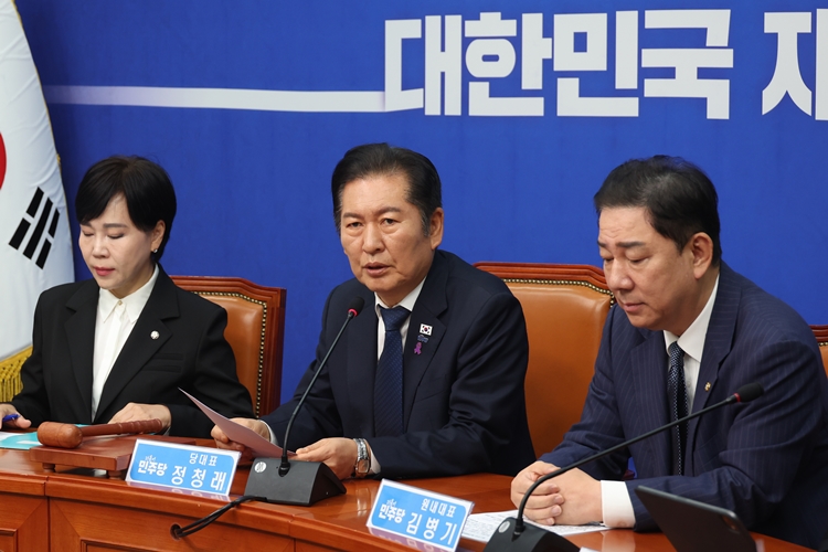 정청래 더불어민주당 대표가 24일 국회에서 열린 최고위원회의에서 발언하고 있다. / 뉴시스