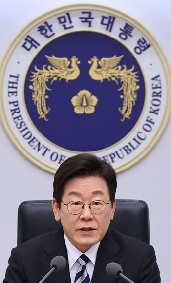 여론조사 전문기관 한국갤럽이 24일 공개한 이재명 대통령의 직무수행 평가 결과에 따르면, 긍정평가가 56%였고 부정평가는 33%를 기록했다.