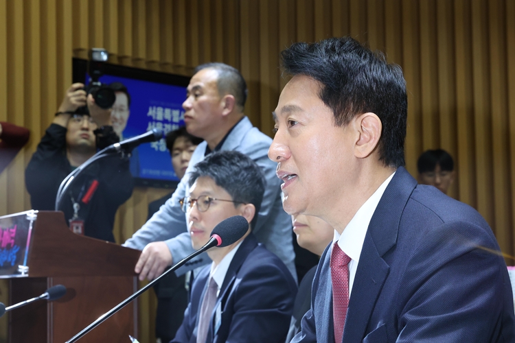 더불어민주당은 24일 국회 행정안전위원회의 서울시 국정감사에 오세훈 서울시장에 대한 ‘여론조사비 대납 의혹’을 제기한 정치 브로커 명태균 씨가 증인으로 출석한 것을 고리로 오 시장에 대한 공세 수위를 높였다. 사진은 오 시장이 지난 23일 서울시청에서 열린 행안위의 서울시에 대한 국정감사에서 의원 질의에 답하고 있는 모습. / 뉴시스