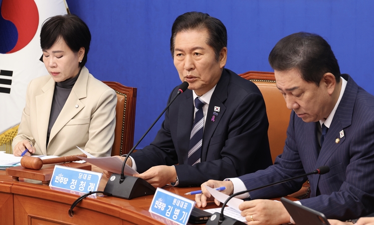 정청래 더불어민주당 대표가 27일 오전 국회에서 열린 최고위원회의에서 발언을 하고 있다. / 뉴시스