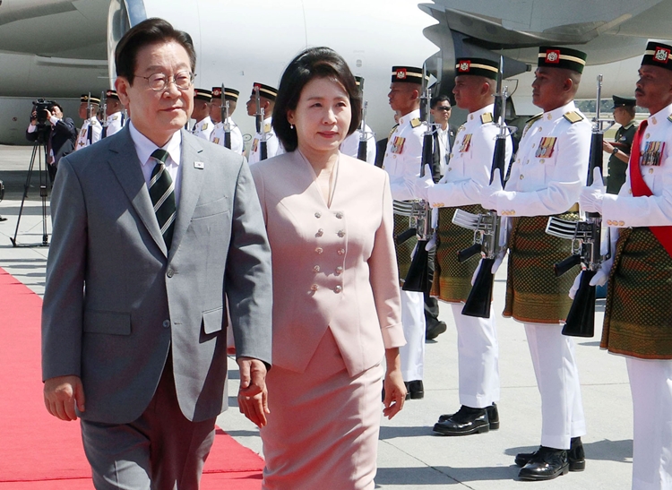 아세안 정상회의에 참석하는 이재명 대통령과 김혜경 여사가 26일(현지시간) 말레이시아 쿠알라룸푸르 국제공항에 도착해 이동하고 있다. / 뉴시스