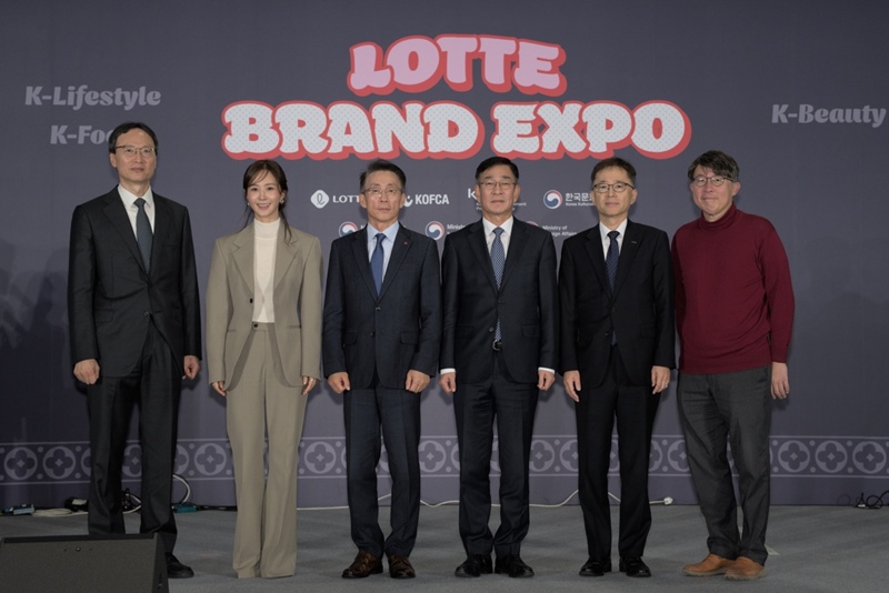 롯데홈쇼핑은 지난 23일부터 25일까지 오스트리아 빈에서 중소기업의 해외 판로 개척을 지원하기 위해 '롯데 브랜드 엑스포 in 중앙유럽'을 개최하고 약 4,990만 달러(한화 약 718억 원) 규모의 수출상담 성과를 거뒀다. (사진 왼쪽부터) 추광호 한경협중기센터 센터장, 소녀시대 유리, 김재겸 롯데홈쇼핑 대표, 함상욱 주오스트리아 한국대사, 김현철 코트라 유럽지역본부장, 임진홍 주오스트리아 한국문화원장. / 롯데홈쇼핑 