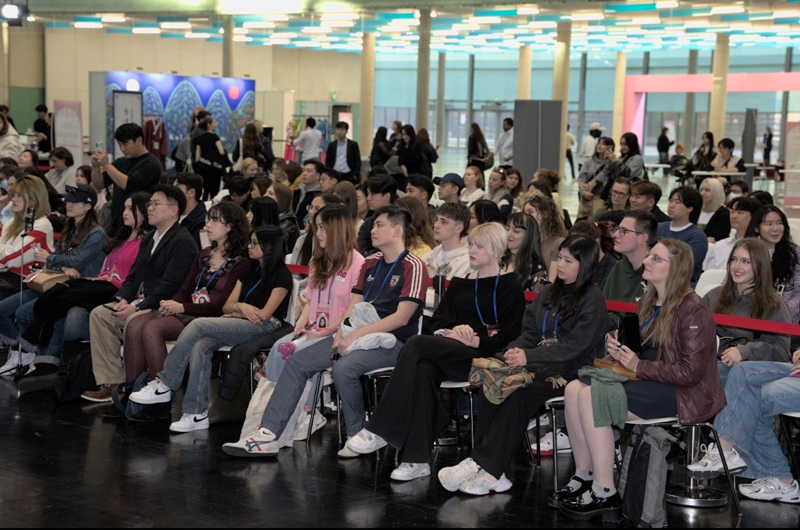 '롯데 브랜드 엑스포 in 중앙유럽'에 방문한 현지 관람객들이 한류 문화 콘텐츠를 관람하고 있다. / 롯데홈쇼핑 