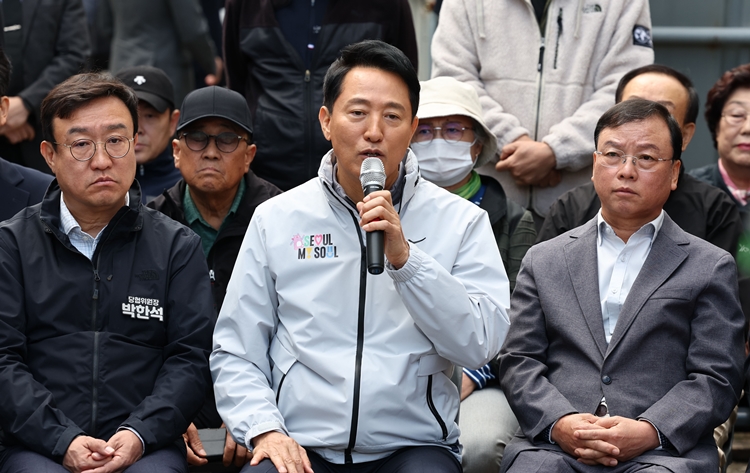 오세훈 서울시장이 더불어민주당에 부동산 대책에 대한 ‘공개 토론’을 제안했다. 그러자 민주당은 ‘명태균 게이트’ 연루 의혹을 피하기 위한 눈속임이라며 맞받았다. 사진은 오 시장이 지난 24일 서울 노원구 상계5 재정비촉진구역에서 열린 부동산 대책 현장 회의에서 발언하고 있는 모습. / 뉴시스