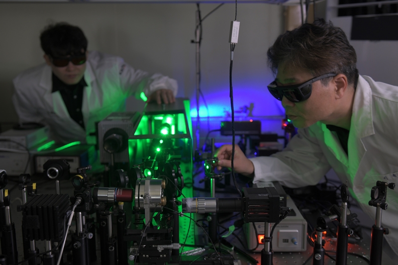 한국표준과학연구원 김민주 박사후연구원(왼쪽)과 이윤희 책임연구원이 동적 다이아몬드 앤빌셀 장치를 통해 구현한 초과압수의 결정화 과정을 진행하는 모습./ 한국표준과학연구원