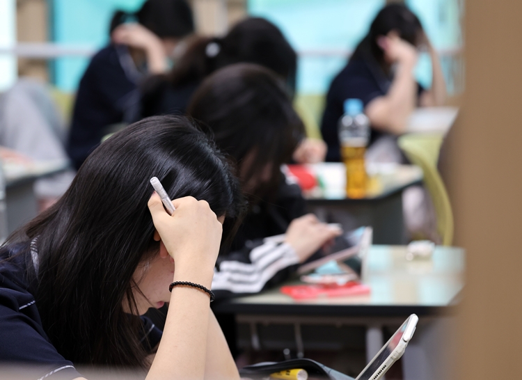 청소년의 정신건강에 빨간불이 켜졌다. 국민의힘 서명옥 의원실이 보건복지부와 국민건강보험공단에서 제출받은 '10~19세 우울증 등 진료현황' 자료에 따르면, 우울 에피소드로 진료 받은 청소년은 지난해 7만1,306명에 달했다. / 뉴시스