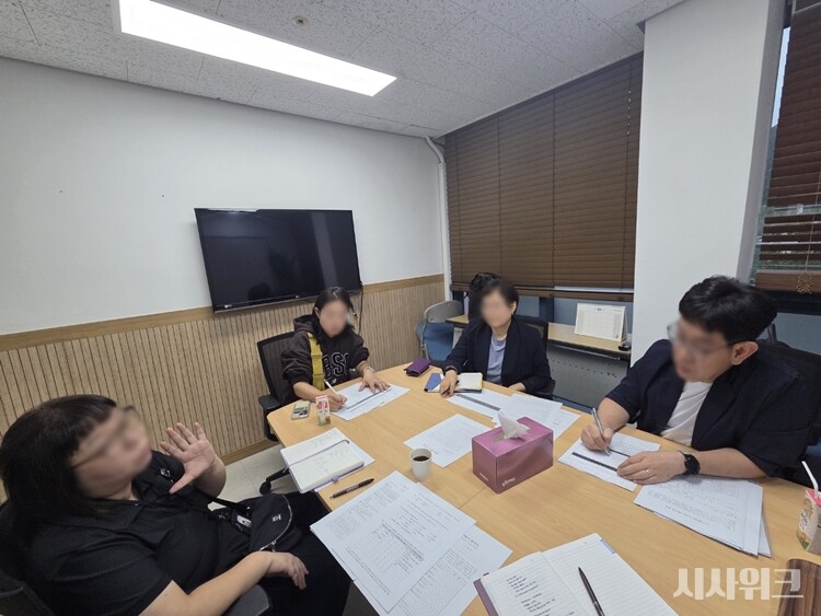 국립중앙청소년디딤센터 종사자가 전문가와 함께 '치료재활 종사자 전문성 강화 시범사업'을 진행하고 있는 모습이다. / 사진=이민지 기자