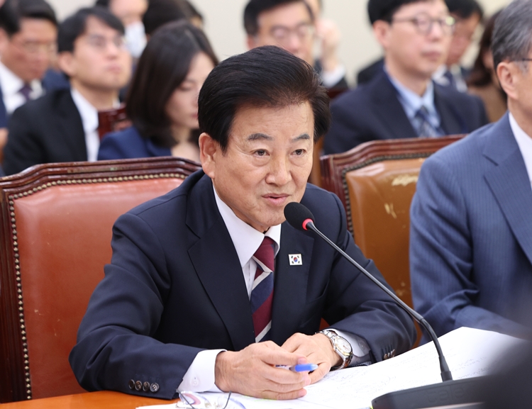 정동영 통일부 장관이 28일 오전 서울 여의도 국회 외교통일위원회에서 열린 외교부-통일부 등에 대한 국정감사에서 질의에 답하고 있다. / 뉴시스