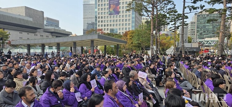 10월 29일, 보라색 옷을 입은 이태원 참사 유가족들이 광화문 북광장에 마련된 '10.29 이태원 참사 3주기 기억식' 행사 공간을 가득 채웠다. / 사진=이민지 기자