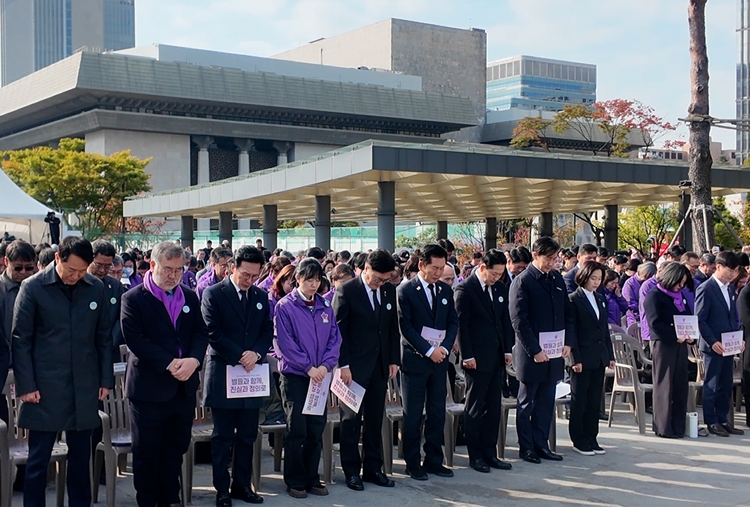'10.29 이태원 참사 3주기 기억식' 시작과 함께 사이렌이 울리자 (왼쪽부터) 오세훈 서울시장, 송기춘 이태원 참사 특별조사위원장, 김민석 국무총리, 송해진 유가족협의회 운영위원장, 우원식 국회의장, 정청래 더불어민주당 대표, 장동혁 국민의힘 대표, 조국 조국혁신당 대표 등이 고개를 숙이고 묵념했다. / 사진=이민지 기자