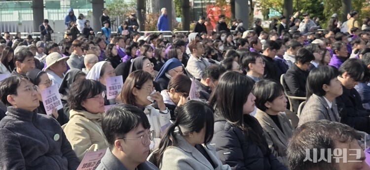 '10.29 이태원 참사 3주기 기억식' 현장에서 눈물을 흘리는 유가족들의 모습이다. / 사진=이민지 기자