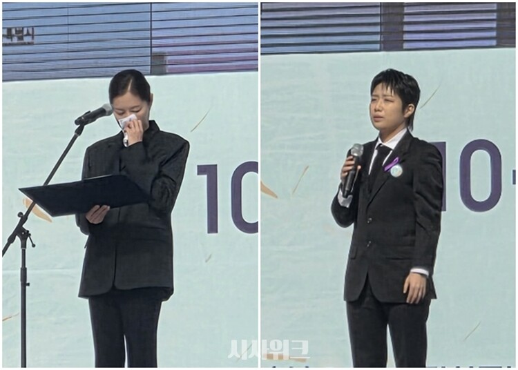 추모의 뜻을 더한 배우 문소리(왼쪽)와 가수 안예은의 모습. / 사진=이민지 기자