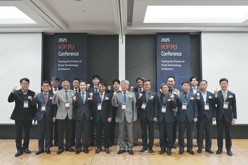 한국식품연구원(원장 백현동)은 10월 29일 서울 삼성 코엑스에서 열린 ‘2025 KFRI 컨퍼런스’ 현장에서 새로운 중장기 연구개발 전략을 발표하며 식품산업의 기술 패러다임 전환을 공식 선언했다. / 한국식품연구원