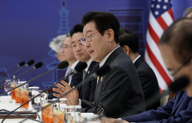 이재명 대통령이 29일 경북 경주박물관에서 도널드 트럼프 미국 대통령과 한미 정상회담을 하고 있다. / 뉴시스