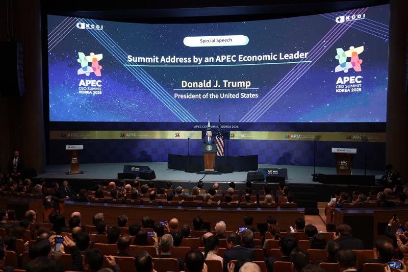 도널드 트럼프 미국 대통령이 29일 경북 경주예술의전당에서 열린 아시아태평양경제협력체(APEC) CEO 써밋에서 특별연설을 하고 있다. (공동취재) / 뉴시스