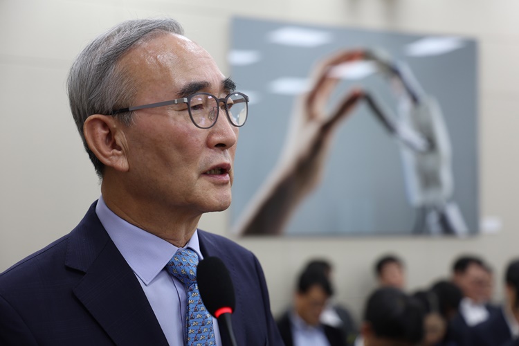 29일 김영섭 KT 대표(사진)는 국회 과학기술정보방송통신위원회가 진행하는 국정감사 증인으로 출석해 전체 이동통신 고객에 대한 유심 교체를 준비하고 있다고 밝혔다. / 뉴시스