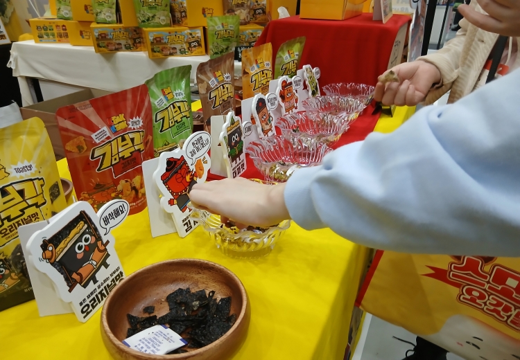 ‘크각크각’은 전통식품 김부각에 김치, 대파, 고추장, 불고기맛 시즈닝을 결합해 현대적으로 재해석한 상품이다. / 사진=김지영 기자