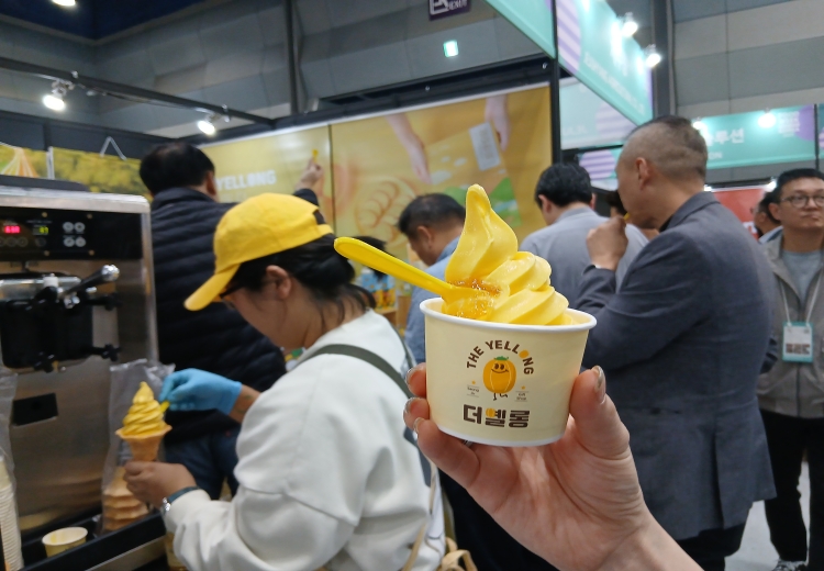 더옐롱은 성주군 참외를 활용한 아이스크림, 에이드, 빵 등 디저트와 성주군 지자체 캐릭터를 활용한 굿즈를 판매하고 있다. / 사진=김지영 기자