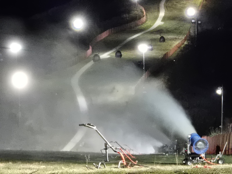 강원랜드가 운영하는 하이원리조트가 오는 11월 28일 스키장 개장을 앞두고, 본격적인 제설작업 준비에 돌입했다. 사진은 하이원리조트 스키장 제설 모습. / 강원랜드