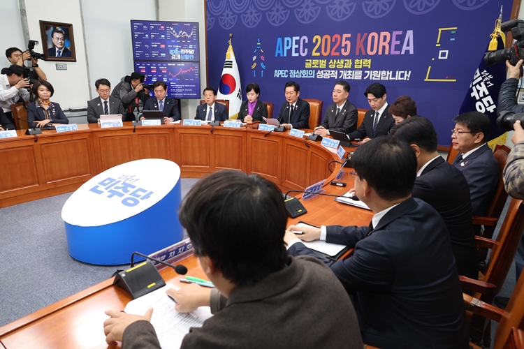 더불어민주당은 한국과 미국의 관세 협상이 극적으로 타결된 것과 관련해 “베리굿”, “외교천재 이재명 대통령” 등의 메시지를 내며 일제히 호평을 쏟아냈다. 사진은 정청래 대표가 지난 29일 국회에서 열린 최고위원회의에서 발언을 하고 있는 모습. / 뉴시스