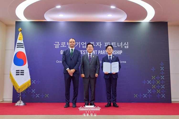 르노코리아가 APEC2025 정상회의가 열린 경주에서 국내 르노코리아 부산공장 신규 투자 계획을 정부에 전달했다. 사진은 니콜라 파리 르노코리아 대표(왼쪽)와 이재명 대통령(가운데)이 기념사진을 촬영한 모습. 사진=대통령실