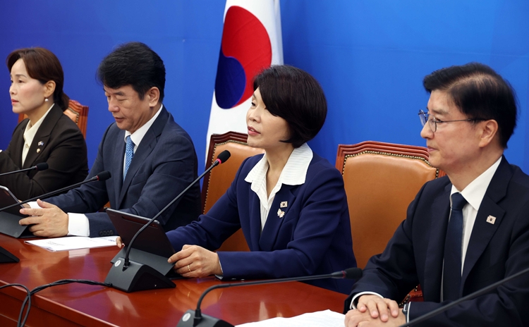 더불어민주당은 30일 유명 베이커리 ‘런던베이글뮤지엄(런베뮤)’에서 20대 직원이 과로로 사망했다는 의혹과 관련해 정부에 철저한 진상규명을 촉구했다. 사진은 한정애 정책위의장이 지난 23일 국회에서 열린 국정감사대책회의에서 발언을 하고 있는 모습. / 뉴시스