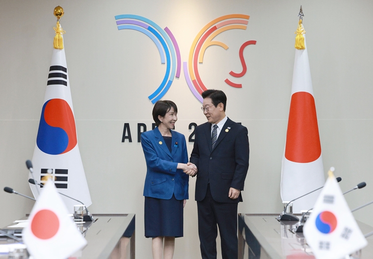 이재명 대통령과 다카이치 사나에 일본 총리가 30일 경북 경주 APEC 정상회의장에서 한일 정상회담에 앞서 악수하고 있다. / 뉴시스