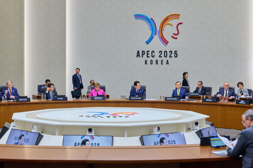 이재명 대통령이 31일 경북 경주화백컨벤션센터에서 열린 2025 아시아태평양경제협력체(APEC) 정상회의 제1세션을 주재하고 있다. 대통령실 제공 / 뉴시스