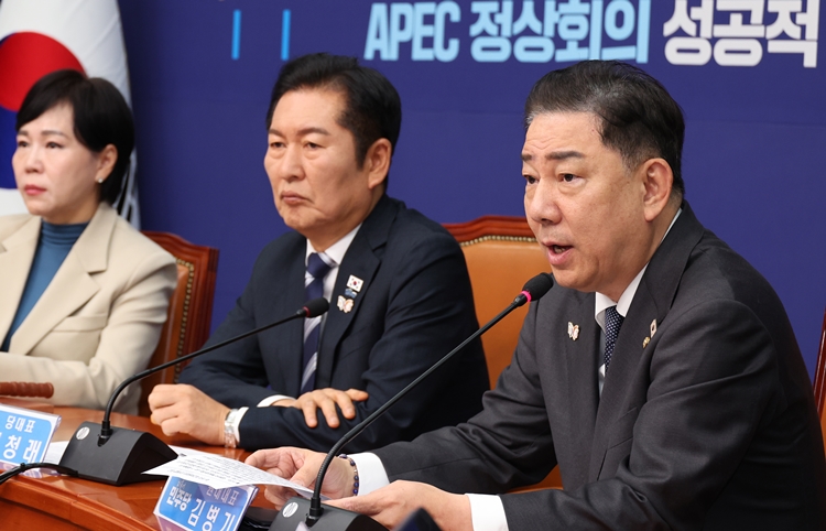 김병기 더불어민주당 원내대표가 31일 국회에서 열린 최고위원회의에서 발언을 하고 있다. / 뉴시스