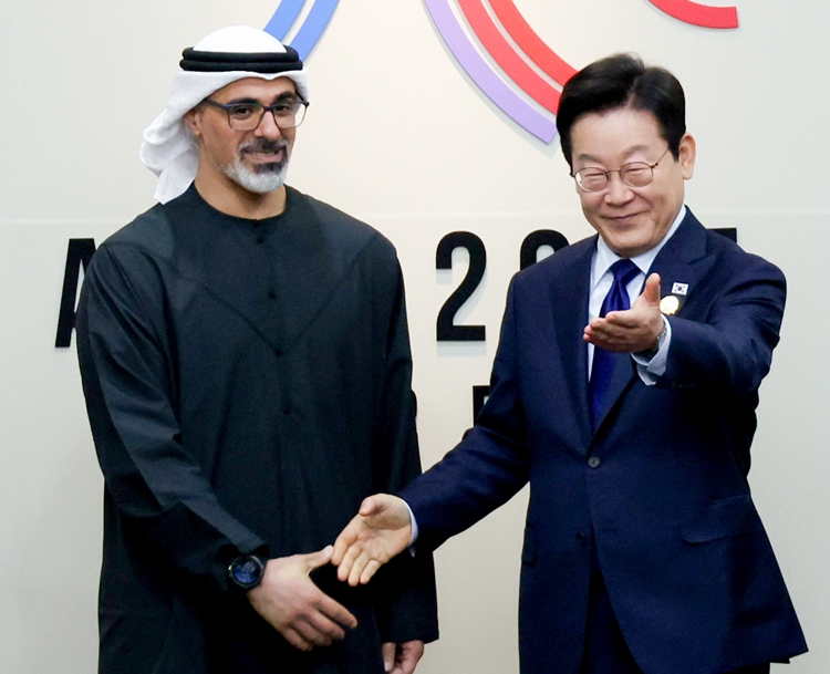 이재명 대통령이 31일 APEC 정상회의 장소인 경북 경주화백컨벤션센터(HICO)에서 칼리드 빈 모하메드 알 나흐얀 UAE 아부다비 왕세자와 면담하기 전 기념촬영을 하고 있다. (대통령실통신사진기자단) / 뉴시스