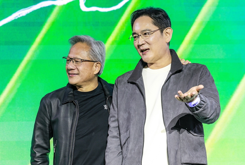 삼성전자는 31일 엔비디아와의 전략적 협력을 통해 반도체 제조의 새로운 패러다임을 제시할 '반도체 AI 팩토리'를 구축한다고 밝혔다. 사진은 젠슨 황 엔비디아 최고경영자(CEO)와 이재용 삼성전자 회장이 30일 서울 강남구 코엑스에서 열린 엔비디아 지포스 게이머 페스티벌에 참가한 모습./ 뉴시스