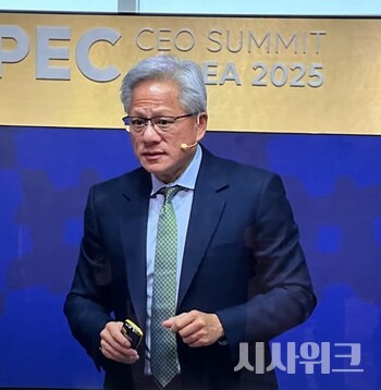 31일 APEC 2025 CEO 써밋에서 연설 중인 젠슨황 CEO./ 독자 제공
