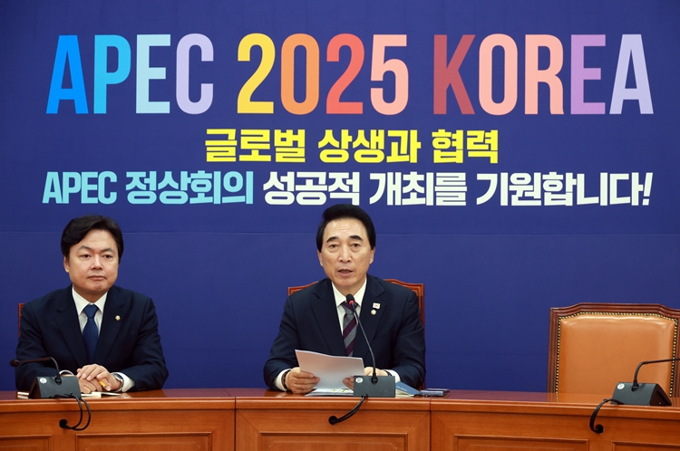 더불어민주당이 대통령 재임 기간 중 형사재판 절차를 중지하도록 하는 ‘대통령 재판중지법’을 ‘국정안정법’이라고 부르기로 하고, 이에 대한 논의를 공식화하기로 했다. 사진은 박수현 수석대변인이 지난 2일 국회에서 국정감사 등 현안 관련 기자간담회를 하고 있는 모습. / 뉴시스