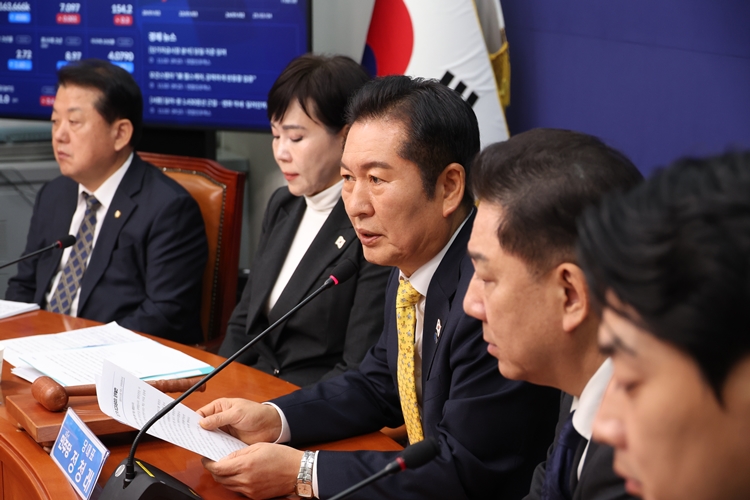 정청래 더불어민주당 대표가 3일 국회에서 열린 최고위원회의에서 발언을 하고 있다. / 뉴시스