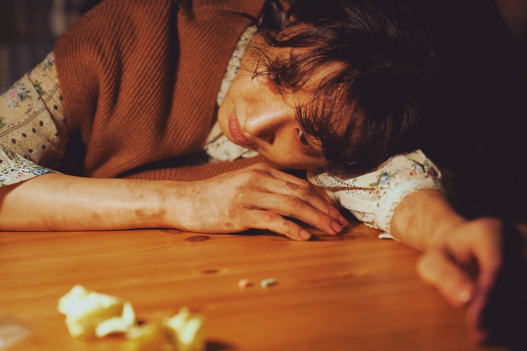 강렬한 변신을 보여준 정려원. / 바이포엠스튜디오