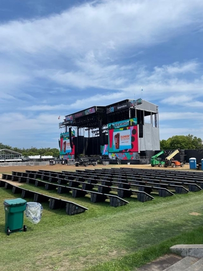 기후운동플랫폼 ‘케이팝포플래닛’이 저탄소 콘서트 사례와 케이팝 콘서트 탈탄소화 현황을 담은 보고서를 공개했다. 사진은  가수 빌리 아일리시의 저탄소 공연 사례. / 리버브(REVERB)