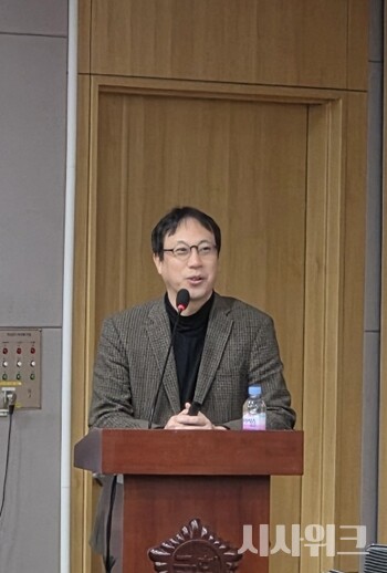 3일 국회에서 진행된 '사회복지종사자 권익지원센터 설립 1주년, 성과와 과제' 토론회 발표를 맡은 김형용 동국대학교 사회복지학과 교수의 모습. /사진=이민지 기자