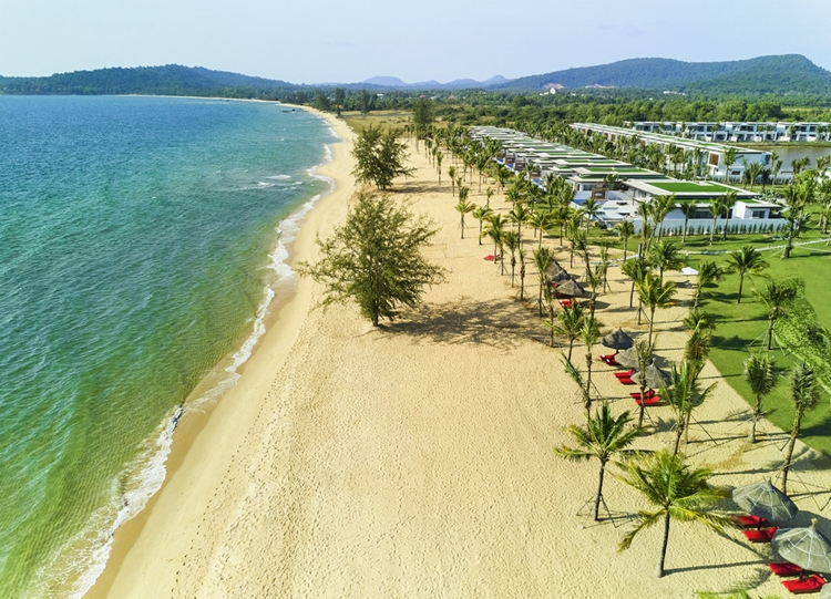 제주항공이 올 겨울 부산∼푸꾸옥 노선에 신규 취항한다. 푸꾸옥은 베트남 최남부에 위치한 섬으로, 겨울철에도 따뜻한 동남아 휴양지로 알려져 있다. 사진은 푸꾸옥 모벤픽 웨이벌리 리조트 앞 해변. / 아코르
