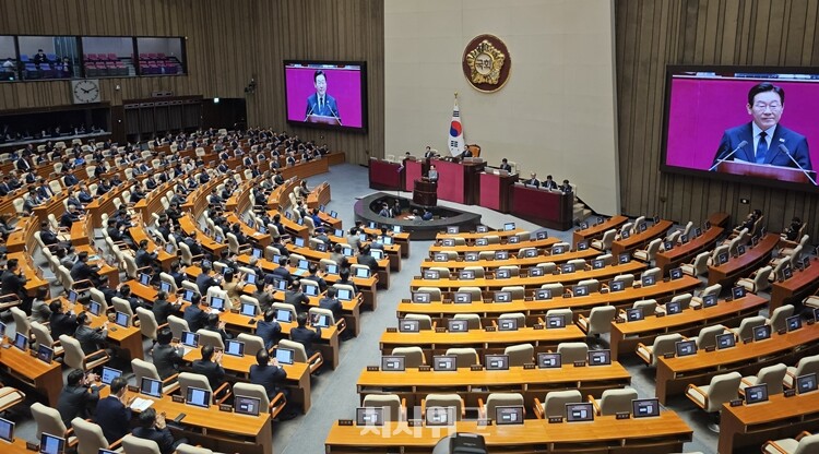 이재명 대통령이 4일 국회 본회의장에서 2026년도 예산안에 대한 시정연설을 하고 있다. 국민의힘 의원들은 시정연설에 불참했다. / 전두성 기자