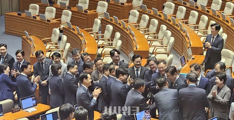 이재명 대통령이 4일 2026년도 예산안 시정연설을 위해 국회 본회의장에 입장해 더불어민주당 의원들과 악수하고 있다. / 사진=전두성 기자