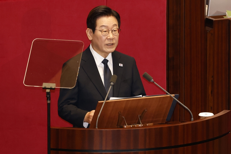 이재명 대통령이 4일 서울 여의도 국회 본회의에서 내년도 정부 예산안에 대한 시정연설을 하고 있다. / 뉴시스