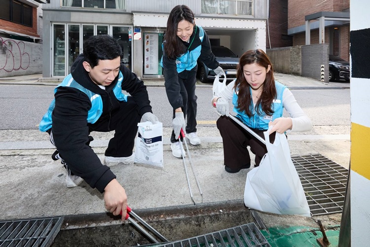 한국필립모리스가 시민 크루와 함께 도심 속 쓰레기를 수거하는 ‘쓰담서울 시즌5’ 캠페인을 성황리에 마쳤다. 한국필립모리스가 시민 크루와 함께 빗물받이에 버려진 쓰레기를 수거하고 있다. / 한국필립모리스