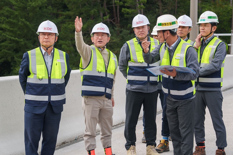 HDC현대산업개발이 강풍과 급격한 기온 변화와 같이 변수가 많은 가을철 발생할 수 있는 안전사고를 예방하기 위해 지난 31일 동해선 포항-영덕 고속도로 4, 5공구에 대한 현장 안전 점검을 진행했다. (사진 왼쪽부터) 조태제 HDC현대산업개발 대표이사(CSO), 정경구 HDC현대산업개발 대표이사(CEO), 김영한 HDC현대산업개발 인프라본부장. / HDC현대산업개발